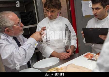 Senderens Restaurant war Alain Senderens (2. Dezember 1939 – 25. Juni 2017), ein führender französischer Koch und Praktiker der Nouvelle Cuisine. Le Figaro, die ihn als der Erfinder von Essen und Wein-Paarungen gutgeschrieben. Stockfoto