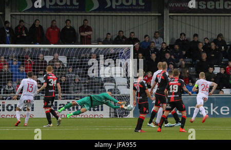 Meerblick, Belfast, Nordirland. 29. Juni 2017. Europa League (erste Qualifikationsrunde - Hinspiel). Kreuzritter 3 Liepaja 1. Kreuzfahrer Torhüter Brian Jensen macht dieses ersten-Hal zu retten. Bildnachweis: David Hunter/Alamy Live-Nachrichten. Stockfoto