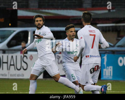 Blick aufs Meer, Belfast, Nordirland. 29. Juni 2017. Europa League (erste Qualifikationsrunde - Hinspiel). Kreuzritter 3 Liepaja 1. Liepaja Spieler Artūrs Karašausks (links) feierte sein Ziel. Bildnachweis: David Hunter/Alamy Live-Nachrichten. Stockfoto