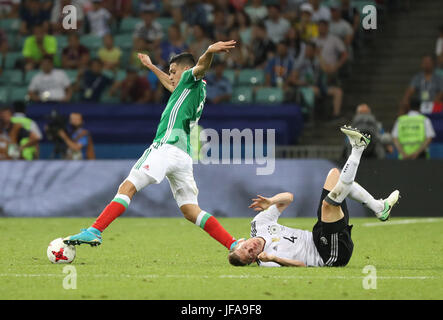 Sotschi, Russland. 29. Juni 2017. Matthias Ginter (R) Deutschland wetteifert mit Raul Jimenez von Mexiko im Halbfinale des FIFA-Konföderationen-Pokal 2017 in Sotschi, Russland, 29. Juni 2017. Deutschland gewann 4: 1. Bildnachweis: Xu Zijian/Xinhua/Alamy Live-Nachrichten Stockfoto