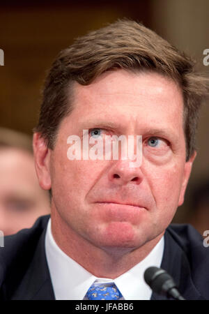 Washington, uns. 27. Juni 2017. Jay Clayton, Chairman, United States Securities And Exchange Commission bezeugt vor uns Senate Committee on Mittel Unterausschusses über Finanzdienstleistungen und gesamtstaatliche Anhörung vorgeschlagenen Haushaltsansätze und Rechtfertigung für das Geschäftsjahr 2018 für die SEC und CFTC auf dem Capitol Hill in Washington, DC auf Dienstag, 27. Juni 2017 zu prüfen. Bildnachweis: Ron Sachs/CNP - NO-Draht-SERVICE - Foto: Ron Sachs/Consolidated/Dpa/Alamy Live News Stockfoto