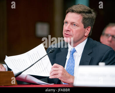 Washington, uns. 27. Juni 2017. Jay Clayton, Chairman, United States Securities And Exchange Commission bezeugt vor uns Senate Committee on Mittel Unterausschusses über Finanzdienstleistungen und gesamtstaatliche Anhörung vorgeschlagenen Haushaltsansätze und Rechtfertigung für das Geschäftsjahr 2018 für die SEC und CFTC auf dem Capitol Hill in Washington, DC auf Dienstag, 27. Juni 2017 zu prüfen. Bildnachweis: Ron Sachs/CNP - NO-Draht-SERVICE - Foto: Ron Sachs/Consolidated/Dpa/Alamy Live News Stockfoto