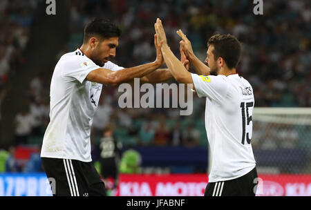 Sotschi, Russland. 29. Juni 2017. Deutschlands Amin Younes (R) feiert mit Teamkollege Emre Can nach Angabe seiner Seite eine 4:1-Führung während der Konföderationen-Pokal-Halbfinale zwischen Deutschland und Mexiko im Fisht Stadion in Sotschi, Russland, 29. Juni 2017. Foto: Christian Charisius/Dpa/Alamy Live News Stockfoto