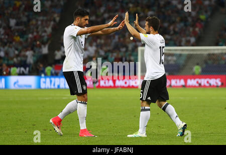 Sotschi, Russland. 29. Juni 2017. Deutschlands Amin Younes (R) feiert mit Teamkollege Emre Can nach Angabe seiner Seite eine 4:1-Führung während der Konföderationen-Pokal-Halbfinale zwischen Deutschland und Mexiko im Fisht Stadion in Sotschi, Russland, 29. Juni 2017. Foto: Christian Charisius/Dpa/Alamy Live News Stockfoto