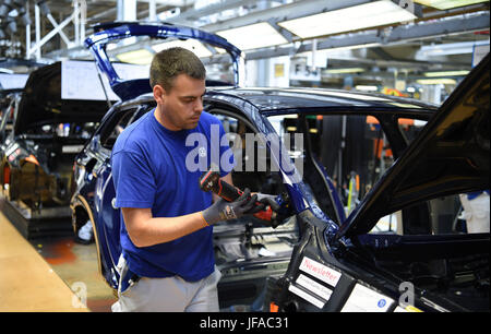 Emden, Deutschland. 28. Juni 2017. Volkswagen Autos werden auf einer Produktionslinie im Werk des deutschen Automobilherstellers in Emden, Deutschland, 28. Juni 2017 montiert. Volkswagen baut sein Werk Emden als Teil seiner laufenden Investitionen in neue Technologien, vor allem Automatisierung. Die Fabrik soll klimaneutral bis zum Jahr 2025. Foto: Carmen Jaspersen/Dpa/Alamy Live News Stockfoto