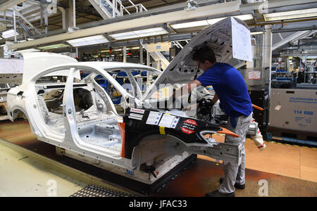 Emden, Deutschland. 28. Juni 2017. Volkswagen Autos werden auf einer Produktionslinie im Werk des deutschen Automobilherstellers in Emden, Deutschland, 28. Juni 2017 montiert. Volkswagen baut sein Werk Emden als Teil seiner laufenden Investitionen in neue Technologien, vor allem Automatisierung. Die Fabrik soll klimaneutral bis zum Jahr 2025. Foto: Carmen Jaspersen/Dpa/Alamy Live News Stockfoto