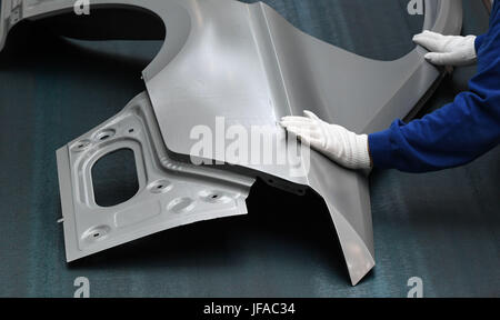 Emden, Deutschland. 28. Juni 2017. Volkswagen Autos werden auf einer Produktionslinie im Werk des deutschen Automobilherstellers in Emden, Deutschland, 28. Juni 2017 montiert. Volkswagen baut sein Werk Emden als Teil seiner laufenden Investitionen in neue Technologien, vor allem Automatisierung. Die Fabrik soll klimaneutral bis zum Jahr 2025. Foto: Carmen Jaspersen/Dpa/Alamy Live News Stockfoto