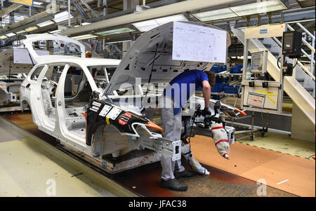 Emden, Deutschland. 28. Juni 2017. Volkswagen Autos werden auf einer Produktionslinie im Werk des deutschen Automobilherstellers in Emden, Deutschland, 28. Juni 2017 montiert. Volkswagen baut sein Werk Emden als Teil seiner laufenden Investitionen in neue Technologien, vor allem Automatisierung. Die Fabrik soll klimaneutral bis zum Jahr 2025. Foto: Carmen Jaspersen/Dpa/Alamy Live News Stockfoto