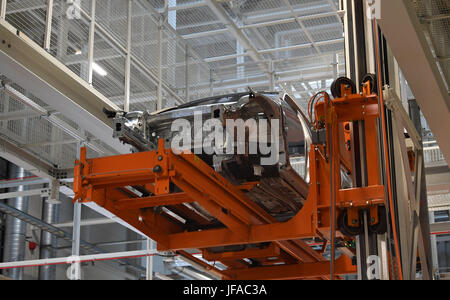 Emden, Deutschland. 28. Juni 2017. Volkswagen Autos werden auf einer Produktionslinie im Werk des deutschen Automobilherstellers in Emden, Deutschland, 28. Juni 2017 montiert. Volkswagen baut sein Werk Emden als Teil seiner laufenden Investitionen in neue Technologien, vor allem Automatisierung. Die Fabrik soll klimaneutral bis zum Jahr 2025. Foto: Carmen Jaspersen/Dpa/Alamy Live News Stockfoto
