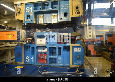 Emden, Deutschland. 28. Juni 2017. Volkswagen Autos werden auf einer Produktionslinie im Werk des deutschen Automobilherstellers in Emden, Deutschland, 28. Juni 2017 montiert. Volkswagen baut sein Werk Emden als Teil seiner laufenden Investitionen in neue Technologien, vor allem Automatisierung. Die Fabrik soll klimaneutral bis zum Jahr 2025. Foto: Carmen Jaspersen/Dpa/Alamy Live News Stockfoto