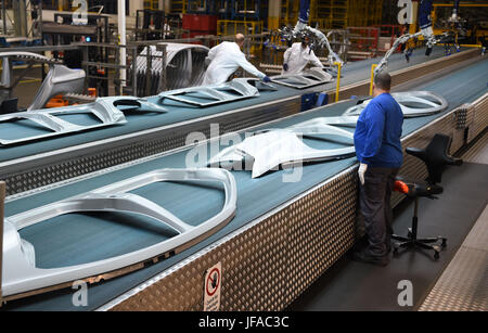 Emden, Deutschland. 28. Juni 2017. Volkswagen Autos werden auf einer Produktionslinie im Werk des deutschen Automobilherstellers in Emden, Deutschland, 28. Juni 2017 montiert. Volkswagen baut sein Werk Emden als Teil seiner laufenden Investitionen in neue Technologien, vor allem Automatisierung. Die Fabrik soll klimaneutral bis zum Jahr 2025. Foto: Carmen Jaspersen/Dpa/Alamy Live News Stockfoto