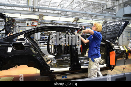 Emden, Deutschland. 28. Juni 2017. Volkswagen Autos werden auf einer Produktionslinie im Werk des deutschen Automobilherstellers in Emden, Deutschland, 28. Juni 2017 montiert. Volkswagen baut sein Werk Emden als Teil seiner laufenden Investitionen in neue Technologien, vor allem Automatisierung. Die Fabrik soll klimaneutral bis zum Jahr 2025. Foto: Carmen Jaspersen/Dpa/Alamy Live News Stockfoto