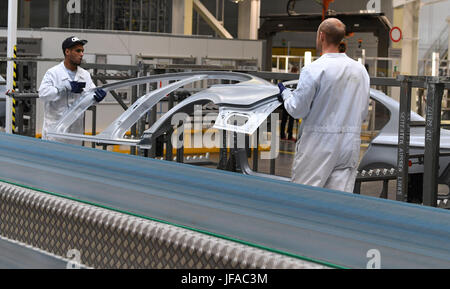 Emden, Deutschland. 28. Juni 2017. Volkswagen Autos werden auf einer Produktionslinie im Werk des deutschen Automobilherstellers in Emden, Deutschland, 28. Juni 2017 montiert. Volkswagen baut sein Werk Emden als Teil seiner laufenden Investitionen in neue Technologien, vor allem Automatisierung. Die Fabrik soll klimaneutral bis zum Jahr 2025. Foto: Carmen Jaspersen/Dpa/Alamy Live News Stockfoto