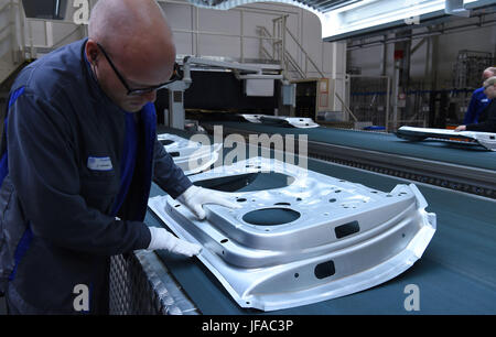 Emden, Deutschland. 28. Juni 2017. Volkswagen Autos werden auf einer Produktionslinie im Werk des deutschen Automobilherstellers in Emden, Deutschland, 28. Juni 2017 montiert. Volkswagen baut sein Werk Emden als Teil seiner laufenden Investitionen in neue Technologien, vor allem Automatisierung. Die Fabrik soll klimaneutral bis zum Jahr 2025. Foto: Carmen Jaspersen/Dpa/Alamy Live News Stockfoto