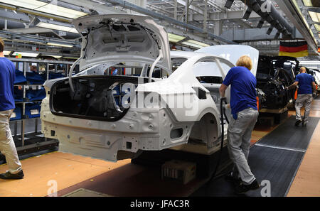 Emden, Deutschland. 28. Juni 2017. Volkswagen Autos werden auf einer Produktionslinie im Werk des deutschen Automobilherstellers in Emden, Deutschland, 28. Juni 2017 montiert. Volkswagen baut sein Werk Emden als Teil seiner laufenden Investitionen in neue Technologien, vor allem Automatisierung. Die Fabrik soll klimaneutral bis zum Jahr 2025. Foto: Carmen Jaspersen/Dpa/Alamy Live News Stockfoto
