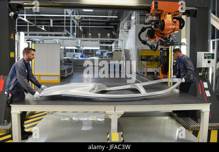 Emden, Deutschland. 28. Juni 2017. Volkswagen Autos werden auf einer Produktionslinie im Werk des deutschen Automobilherstellers in Emden, Deutschland, 28. Juni 2017 montiert. Volkswagen baut sein Werk Emden als Teil seiner laufenden Investitionen in neue Technologien, vor allem Automatisierung. Die Fabrik soll klimaneutral bis zum Jahr 2025. Foto: Carmen Jaspersen/Dpa/Alamy Live News Stockfoto