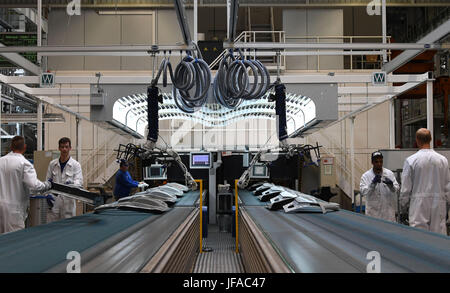 Emden, Deutschland. 28. Juni 2017. Volkswagen Autos werden auf einer Produktionslinie im Werk des deutschen Automobilherstellers in Emden, Deutschland, 28. Juni 2017 montiert. Volkswagen baut sein Werk Emden als Teil seiner laufenden Investitionen in neue Technologien, vor allem Automatisierung. Die Fabrik soll klimaneutral bis zum Jahr 2025. Foto: Carmen Jaspersen/Dpa/Alamy Live News Stockfoto
