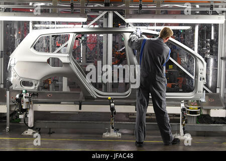 Emden, Deutschland. 28. Juni 2017. Volkswagen Autos werden auf einer Produktionslinie im Werk des deutschen Automobilherstellers in Emden, Deutschland, 28. Juni 2017 montiert. Volkswagen baut sein Werk Emden als Teil seiner laufenden Investitionen in neue Technologien, vor allem Automatisierung. Die Fabrik soll klimaneutral bis zum Jahr 2025. Foto: Carmen Jaspersen/Dpa/Alamy Live News Stockfoto