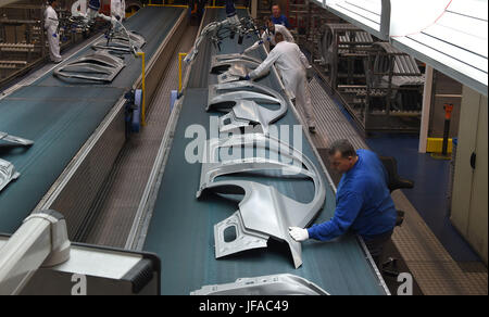 Emden, Deutschland. 28. Juni 2017. Volkswagen Autos werden auf einer Produktionslinie im Werk des deutschen Automobilherstellers in Emden, Deutschland, 28. Juni 2017 montiert. Volkswagen baut sein Werk Emden als Teil seiner laufenden Investitionen in neue Technologien, vor allem Automatisierung. Die Fabrik soll klimaneutral bis zum Jahr 2025. Foto: Carmen Jaspersen/Dpa/Alamy Live News Stockfoto