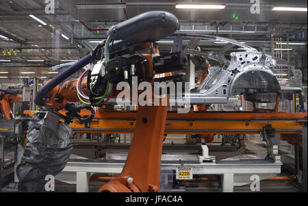 Emden, Deutschland. 28. Juni 2017. Volkswagen Autos werden auf einer Produktionslinie im Werk des deutschen Automobilherstellers in Emden, Deutschland, 28. Juni 2017 montiert. Volkswagen baut sein Werk Emden als Teil seiner laufenden Investitionen in neue Technologien, vor allem Automatisierung. Die Fabrik soll klimaneutral bis zum Jahr 2025. Foto: Carmen Jaspersen/Dpa/Alamy Live News Stockfoto