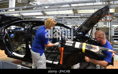 Emden, Deutschland. 28. Juni 2017. Volkswagen Autos werden auf einer Produktionslinie im Werk des deutschen Automobilherstellers in Emden, Deutschland, 28. Juni 2017 montiert. Volkswagen baut sein Werk Emden als Teil seiner laufenden Investitionen in neue Technologien, vor allem Automatisierung. Die Fabrik soll klimaneutral bis zum Jahr 2025. Foto: Carmen Jaspersen/Dpa/Alamy Live News Stockfoto
