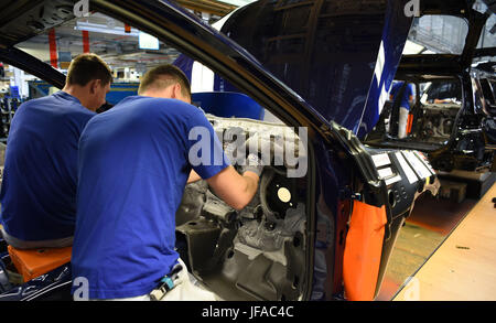 Emden, Deutschland. 28. Juni 2017. Volkswagen Autos werden auf einer Produktionslinie im Werk des deutschen Automobilherstellers in Emden, Deutschland, 28. Juni 2017 montiert. Volkswagen baut sein Werk Emden als Teil seiner laufenden Investitionen in neue Technologien, vor allem Automatisierung. Die Fabrik soll klimaneutral bis zum Jahr 2025. Foto: Carmen Jaspersen/Dpa/Alamy Live News Stockfoto