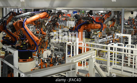 Emden, Deutschland. 28. Juni 2017. Volkswagen Autos werden auf einer Produktionslinie im Werk des deutschen Automobilherstellers in Emden, Deutschland, 28. Juni 2017 montiert. Volkswagen baut sein Werk Emden als Teil seiner laufenden Investitionen in neue Technologien, vor allem Automatisierung. Die Fabrik soll klimaneutral bis zum Jahr 2025. Foto: Carmen Jaspersen/Dpa/Alamy Live News Stockfoto