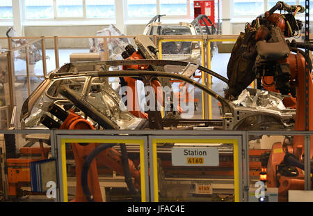 Emden, Deutschland. 28. Juni 2017. Volkswagen Autos werden auf einer Produktionslinie im Werk des deutschen Automobilherstellers in Emden, Deutschland, 28. Juni 2017 montiert. Volkswagen baut sein Werk Emden als Teil seiner laufenden Investitionen in neue Technologien, vor allem Automatisierung. Die Fabrik soll klimaneutral bis zum Jahr 2025. Foto: Carmen Jaspersen/Dpa/Alamy Live News Stockfoto