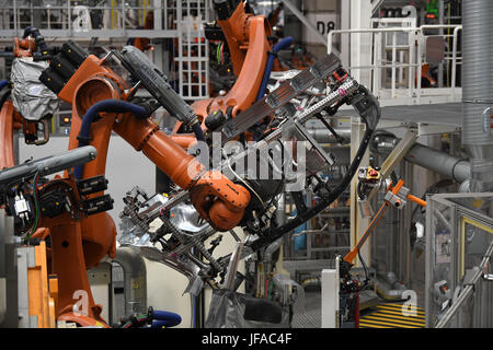 Emden, Deutschland. 28. Juni 2017. Volkswagen Autos werden auf einer Produktionslinie im Werk des deutschen Automobilherstellers in Emden, Deutschland, 28. Juni 2017 montiert. Volkswagen baut sein Werk Emden als Teil seiner laufenden Investitionen in neue Technologien, vor allem Automatisierung. Die Fabrik soll klimaneutral bis zum Jahr 2025. Foto: Carmen Jaspersen/Dpa/Alamy Live News Stockfoto