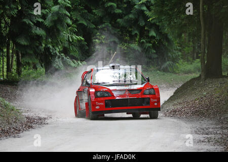 Goodwood, UK. 30. Juni 2017. Mitsubishi Rallye-Auto befasst sich mit der Forrest Rallye-Bühne. Bildnachweis: Malcolm Greig/Alamy Live-Nachrichten Stockfoto