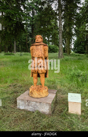 Glamis, UK. 30. Juni 2017. Glamis Castle startet Macbeth Trail. Holzskulptur des König Duncan von Akt 1 Szene 4 von Macbeth von Neith Art & Skulptur gemacht. Anne Johnston/Alamy Live-Nachrichten Stockfoto