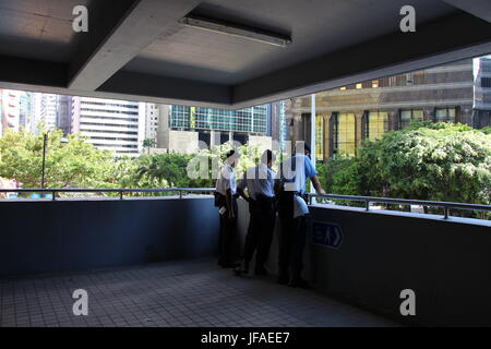 Am ersten Tag der Präsident Xi Jinping Besuch in Hong Kong sah Polizisten die friedliche feiern im Hof von China Resources. Stockfoto