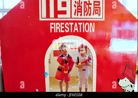 Zigui, China Hubei Provinz. 30. Juni 2017. Kinder in einem Kindergarten Erfahrungen im Umgang mit simulierten Feuerlöscheinrichtungen in Zigui County, Zentral-China Hubei Provinz, 30. Juni 2017. Bildnachweis: Wang Huifu/Xinhua/Alamy Live-Nachrichten Stockfoto