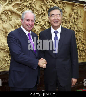 Peking, China. 30. Juni 2017. Chinese Vice Premier Wang Yang (R) trifft sich mit Chairman und CEO von der Blackstone Gruppe Stephen Schwarzman in Peking, Hauptstadt von China, 30. Juni 2017. Bildnachweis: Xie Huanchi/Xinhua/Alamy Live-Nachrichten Stockfoto