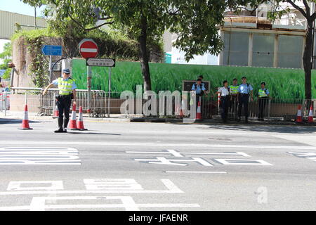 Fenwick Pier Street von Hong Kong wurde von der Polizei überwacht Verkehr am ersten Tag des Xi Jinping Besuch in Hong Kong. Stockfoto