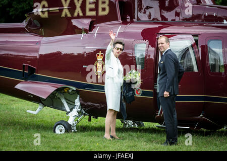 Haslemere, Surrey, UK. 30. Juni 2017.  Die Princess Royal Wellen zu einer Masse, wie sie an Bord ein Hubschraubers der Königin Flug nach einem Besuch der örtlichen Royal School bereitet. Bildnachweis: Anthony Hatley/Alamy Live-Nachrichten. Stockfoto