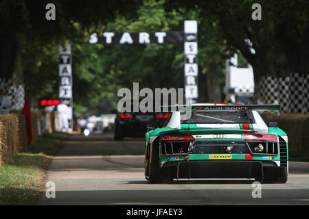 Goodwood, UK. 30. Juni 2017. Audi Sport Rennwagen nähert sich die Startlinie. Bildnachweis: Malcolm Greig/Alamy Live-Nachrichten Stockfoto