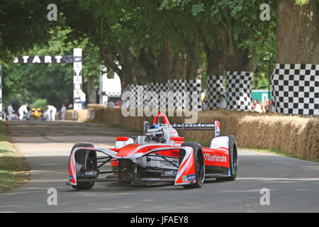 Goodwood, UK. 30. Juni 2017. Heidfelds Formel e Elektro-Rennwagen lässt die Startlinie. Bildnachweis: Malcolm Greig/Alamy Live-Nachrichten Stockfoto