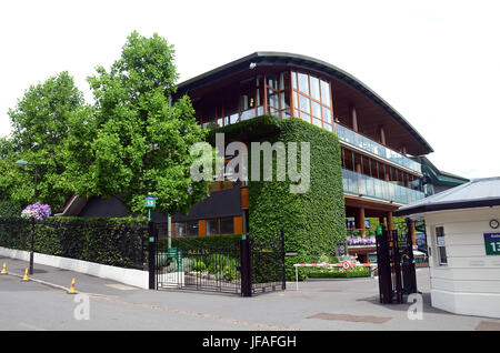 London, UK. 30. Juni 2017. Tor 13 und Clubhaus bereit für 2017 AELTC Wimbledon Lawn Tennis Club Turnier. Bildnachweis: JOHNNY ARMSTEAD/Alamy Live-Nachrichten Stockfoto