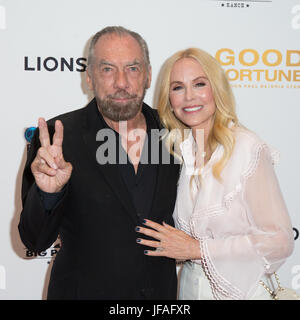 Beverly Hills, California, USA. 29. Juni 2017. Unternehmer John Paul DeJoria und Eloise DeJoria erreichen das "Glück" Movie Premiere am 29. Juni 2017 im Samuel Goldwyn Theater in Beverly Hills, Kalifornien statt. Bildnachweis: Sheri Determan/Alamy Live-Nachrichten Stockfoto