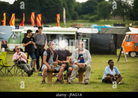 Glynde, East Sussex, 30. Juni 2017. Liebe oberste Jazzfestival. Menschen sind vor Ort für den Eröffnungstag der Love Supreme Jazz Festival am Glynde Platz, in der idyllischen Umgebung der South Downs angekommen. Das Festival ist in das 5. Jahr in Folge ein Ausverkauf und das größte Jahr noch sein. Das Wetter ist warm mit einer Mischung aus zeitweise Sonnenschein, schweren Wolken und Regenschauer. Stockfoto