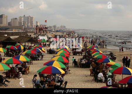 Gaza-Stadt, Gazastreifen, Palästinensische Gebiete. 30. Juni 2017. Palästinenser genießen Sie ihre Zeit am Strand des Mittelmeers auf der Küste von Gaza-Stadt, auf Kredit-30. Juni 2017: Ashraf Amra/APA Bilder/ZUMA Draht/Alamy Live News Stockfoto