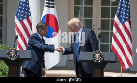 Washington DC, USA. 30. Juni 2017. Präsident Donald J Trump hält eine gemeinsame Pressekonferenz mit südkoreanischen Präsidenten Moon Jae-in im Weißen Haus Rosengarten in Washington DC. Patsy Lynch/MediaPunch/Alamy Live-Nachrichten Stockfoto