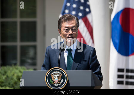 Washington DC, USA. 30. Juni 2017. Präsident Donald J Trump hält eine gemeinsame Pressekonferenz mit südkoreanischen Präsidenten Moon Jae-in im Weißen Haus Rosengarten in Washington DC. Patsy Lynch/MediaPunch/Alamy Live-Nachrichten Stockfoto