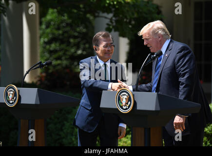 (170630)--WASHINGTON, 30. Juni 2017 (Xinhua)--US-Präsident Donald Trump (R) schüttelt Hände mit südkoreanischen Präsidenten Moon Jae-in nach einer gemeinsamen Erklärung im Weißen Haus in Washington D.C., USA, am 30. Juni 2017 zu geben. US-Präsident Donald Trump am Freitag gefordert, Beseitigung von Handelshemmnissen um einen "fairen und gegenseitige" Wirtschaftsbeziehungen zwischen den USA und Südkorea zu erstellen. (Xinhua/Yin Bogu) Stockfoto