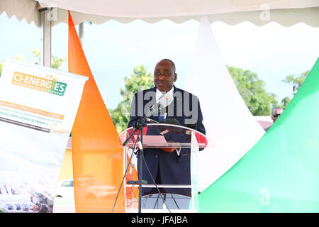 (170630)--SOUBRE (COTE d ' Ivoire), 30. Juni 2017 (Xinhua)--Amadou Gon Coulibaly, Premierminister von Côte d ' Ivoire, hält eine Rede anlässlich die Einleitung der Stromerzeugung bei Soubre Wasserkraftwerk in der Nähe der Stadt Soubre in Côte d ' Ivoire auf 30. Juni 2017. Eine Zeremonie fand Freitag in Côte d ' Ivoire, offiziell die Einleitung der Stromerzeugung am Wasserkraftwerk Soubre, markieren Sie die von einer chinesischen Firma gebaut wurde. Mit einer installierten Leistung von 275 MW, der 4,5 km langen Soubre Damm ist das größte seiner Art bisher in der westlichen afrikanischen Land. (Xinh Stockfoto