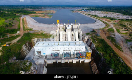 (170630)--SOUBRE (COTE d ' Ivoire), 30. Juni 2017 (Xinhua)--Foto am 19. Juni 2017 zeigt das Soubre Wasserkraftwerk in der Nähe der Stadt Soubre in Côte d ' Ivoire. Eine Zeremonie fand am 30. Juni in Côte d ' Ivoire, offiziell die Einleitung der Stromerzeugung am Wasserkraftwerk Soubre, markieren Sie die von einer chinesischen Firma gebaut wurde. Mit einer installierten Leistung von 275 MW, der 4,5 km langen Soubre Damm ist das größte seiner Art bisher in der westlichen afrikanischen Land. (Xinhua) Stockfoto