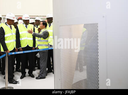 (170630)--SOUBRE (COTE d ' Ivoire), 30. Juni 2017 (Xinhua)--Amadou Gon Coulibaly (2. L, vorn), Premierminister von Côte d ' Ivoire, besucht das Soubre Wasserkraftwerk, begleitet von der chinesische Botschafter, Cote lvoire Tang Weibin (2. R, vorne), in der Nähe der Stadt Soubre in Côte d ' Ivoire auf 30. Juni 2017. Eine Zeremonie fand Freitag in Côte d ' Ivoire, offiziell die Einleitung der Stromerzeugung am Wasserkraftwerk Soubre, markieren Sie die von einer chinesischen Firma gebaut wurde. Mit einer installierten Leistung von 275 MW, der 4,5 km langen Soubre Damm ist das größte seiner Art bisher in Stockfoto