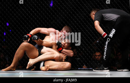 Yangon, Myanmar. 30. Juni 2017. Mixed Martial Arts (MMA) Fighter Aung Sang La N (vorne, L) kämpft gegen Vitaly Bigdash von Russland während der Mittelgewicht Meisterschaft im Thuwunna National Indoor Stadium in Yangon, Myanmar, am 30. Juni 2017. Bildnachweis: U Aung/Xinhua/Alamy Live-Nachrichten Stockfoto