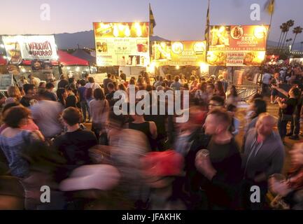 Arcadia, Kalifornien, USA. 30. Juni 2017. Das Publikum bei '626 Nachtmarkt"am 30. Juni 2017 in Arcadia, Kalifornien, ein Ereignis, das alle Generationen der chinesischen amerikanischen Gemeinschaft zieht und präsentiert viele Imbissstände der San Gabriel Valley. Bildnachweis: Ringo Chiu/ZUMA Draht/Alamy Live-Nachrichten Stockfoto